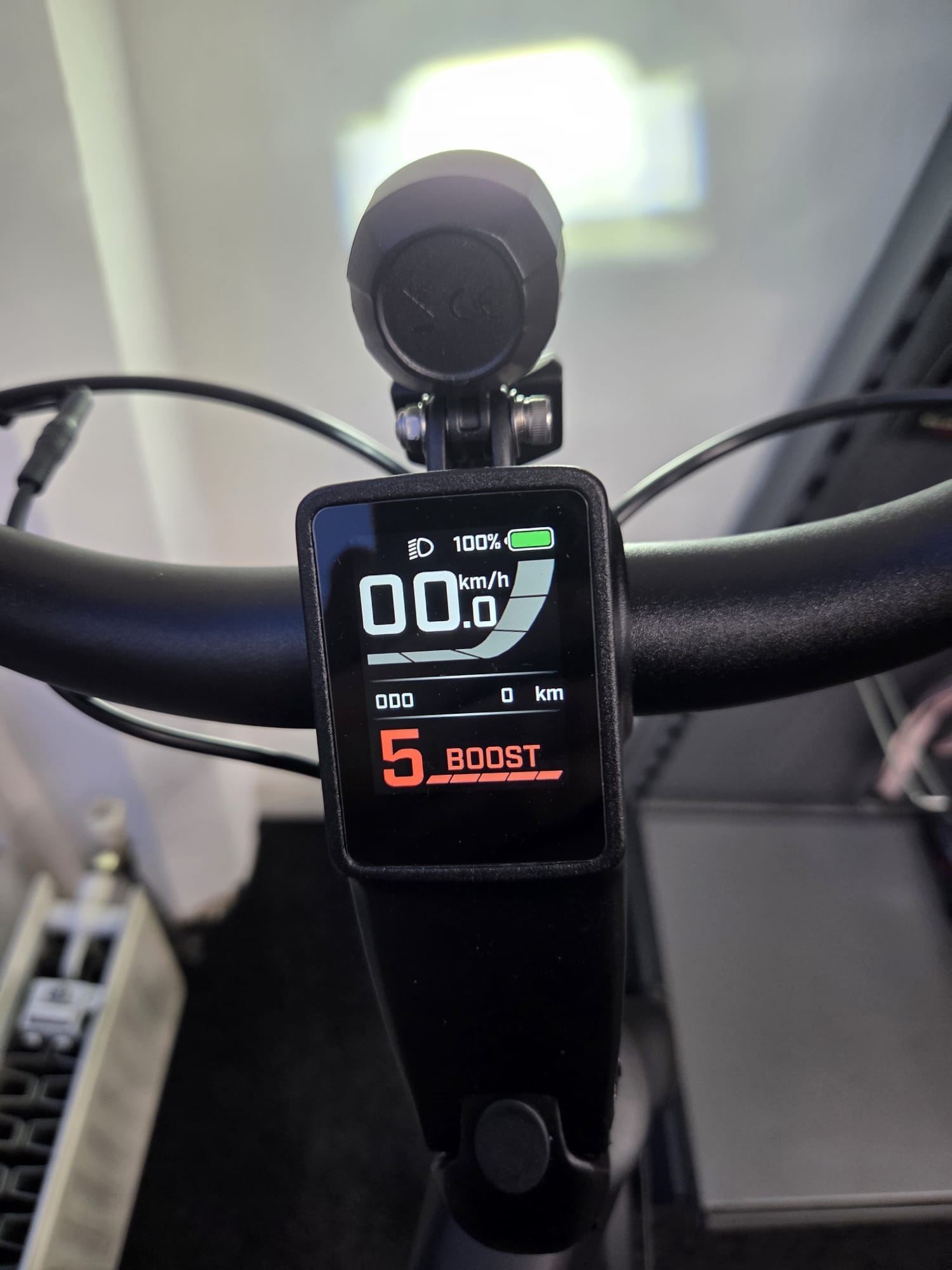 Display van de Avalon E-Lite met de ondersteuningsstand Boost